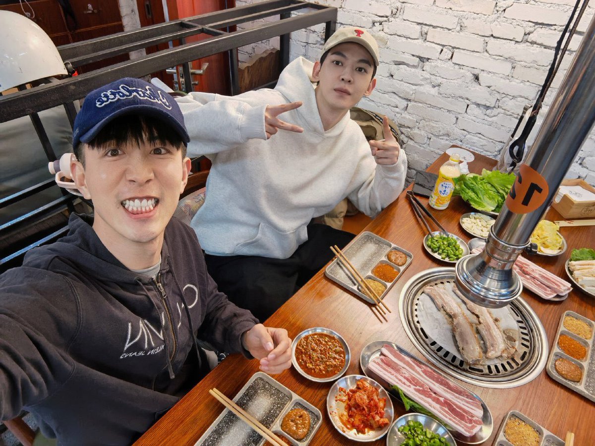 38jiejie's tweet photo. MLH clowns...Daddi Tang Xiaotian, Leon Li Chuan, and the director of “My Little Happiness” reunited at Hengdian because everyone seems to be filming there at the same time.  #MyLittleHappiness #tangxiaotian #DaddiTang #LeonLi #Lichuan https://t.co/dTsmh25M4g
