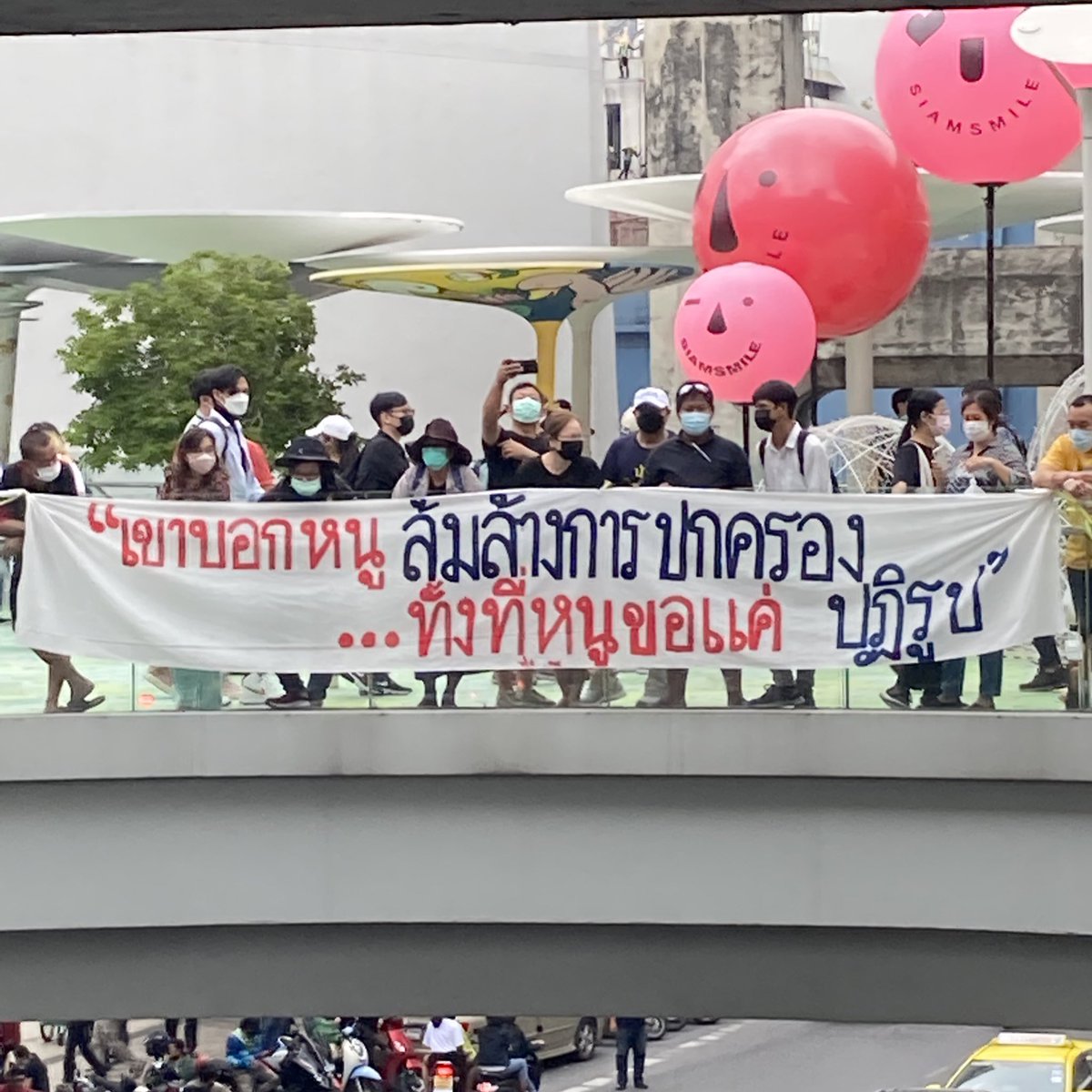 Tong2482191's tweet photo. เทคนิคการถ่ายรูปของม็อบวันนี้ก็จะได้ประมาณนี้ ถ้ามุมกว้างจะอายคนน้อยเกิ้น🤣🤣🤣 เอ็นดู https://t.co/lQlDOL9joc