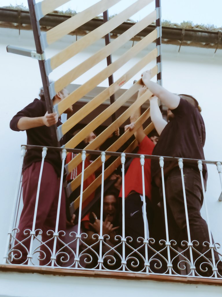 Africaarcoiris's tweet photo. Necesitaba sentirme útil con una mudanza. Han estado los putos MOR en el proceso #mudanza #grupoderock #losputosMOR https://t.co/UhXI0f2KQs
