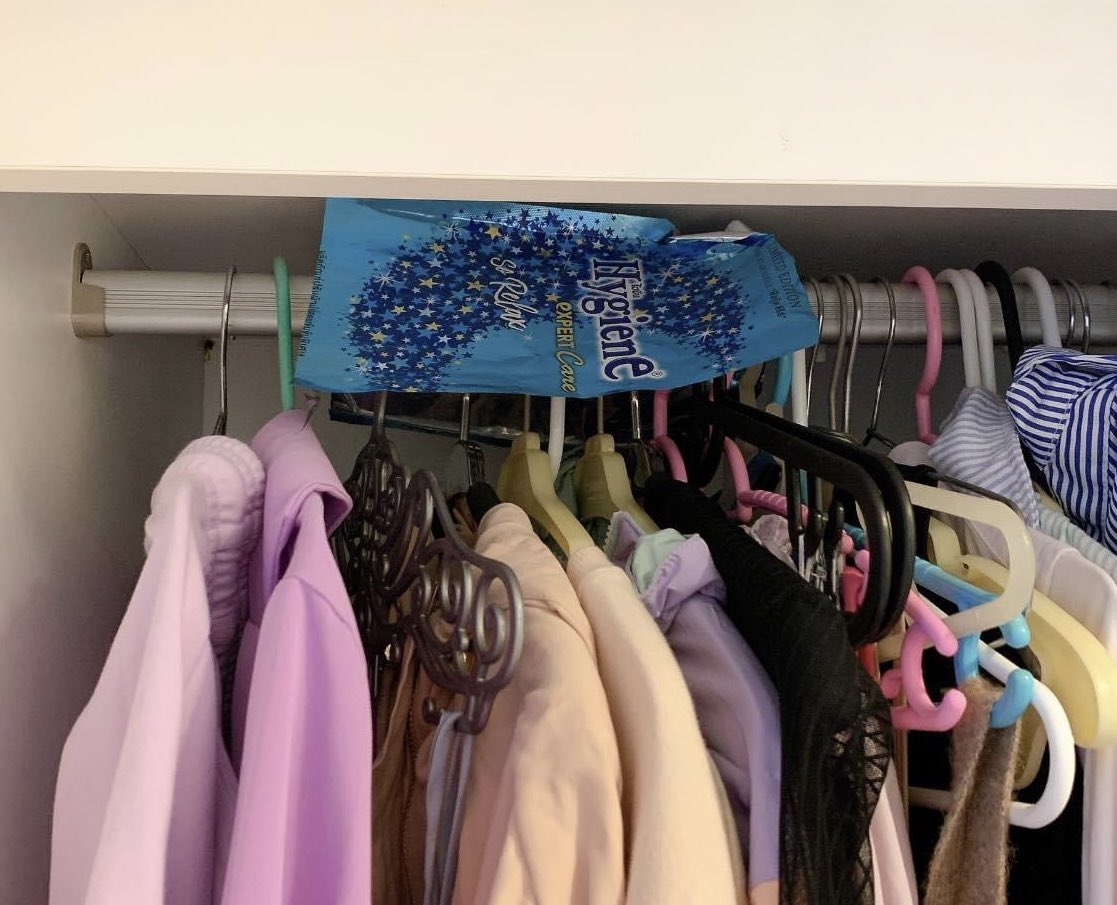 เห็นคนแชร์ทริคนี้ในกรุ๊ป พอมาลองบ้าง มันหอมจริงๆๆๆ พอใช้ถุงน้ำยาหมด ก็ตัดมุมถุงออก แล้วเอาไปตากให้แห้ง ไม่ต้องล้างถุง ให้น้ำยาที่เหลือ มันเคลือบบนถุงไว้

แล้วเอาไปใส่ตู้เสื้อผ้า คือ ตู้หอมมากถ้าตู้ใหญ่ใส่ 2-3 ถุง เหมือนทำน้ำหอมหกในตู้ แล้วเสื้อผ้าคือหอมนานมาก 🥺