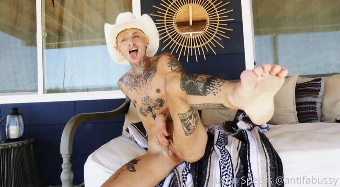 3 pic. It's cowboy kisses & sweet dreams 4 you tonight ???https://t.co/egWplNT5En https://t.co/iV2z6