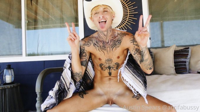 1 pic. It's cowboy kisses & sweet dreams 4 you tonight ???https://t.co/egWplNT5En https://t.co/iV2z6