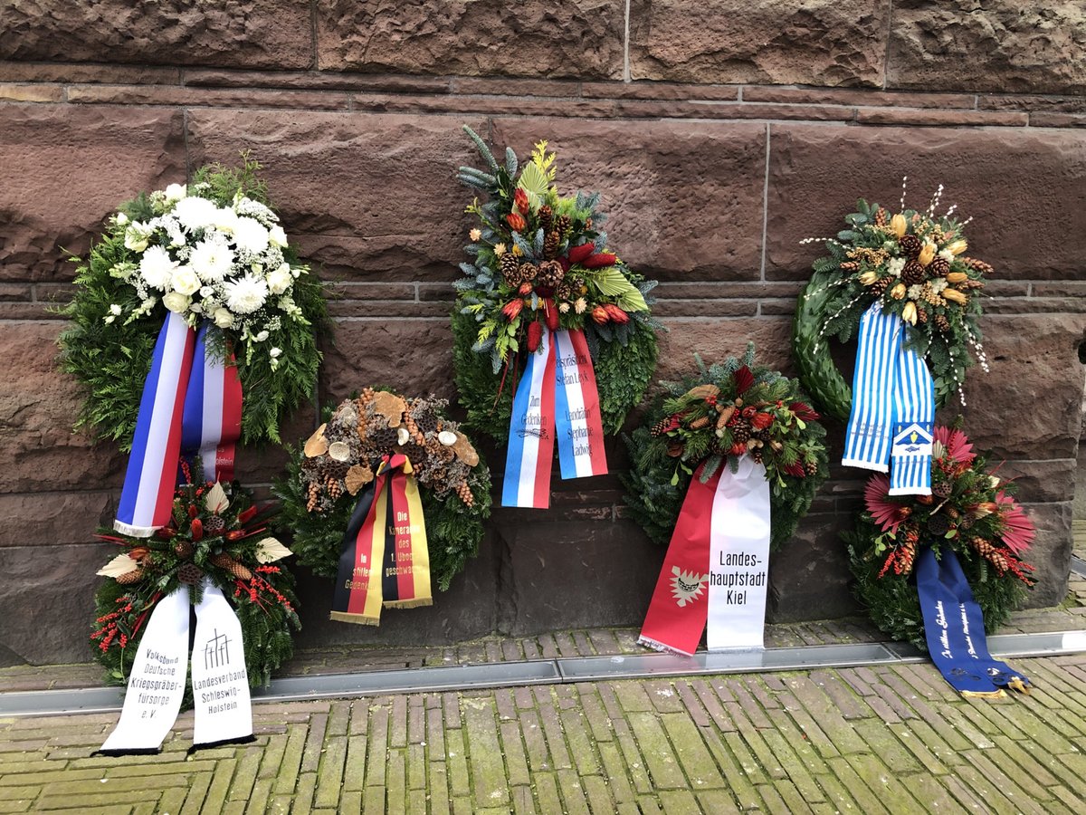 ComDeuSubSqn's tweet photo. Gestern haben wir am Ubootehrenmal in Möltenort, Kiel allen auf See gebliebenen Ubootfahrer gedacht. Mögen sie in Frieden ruhen. #deutschemarine #U212A #Uboot #Einsatzflottille1 #1ubootgeschwader https://t.co/KYgkM3yrQe