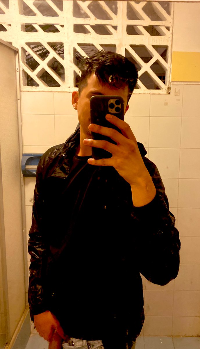 juang_'s tweet photo. En baños ajenos, me imagino estando con mujeres ajenas. https://t.co/OM4P5JLEc2