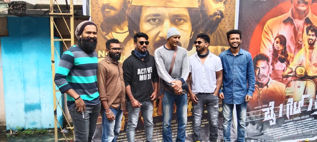 HarishAnilgod's tweet photo. ಸಿದ್ದೇಶ್ವರ ಚಿತ್ರಮಂದಿರ 
ಕಿಶೋರ್ ಸರ್ ಜೊತೆ ಚಿತ್ರ ವೀಕ್ಷಿಸಿ ಖುಷಿ ಆಯ್ತು .
ಬನ್ನಿ ಚಿತ್ರ ನೋಡಿ https://t.co/mLMKUNgq0w