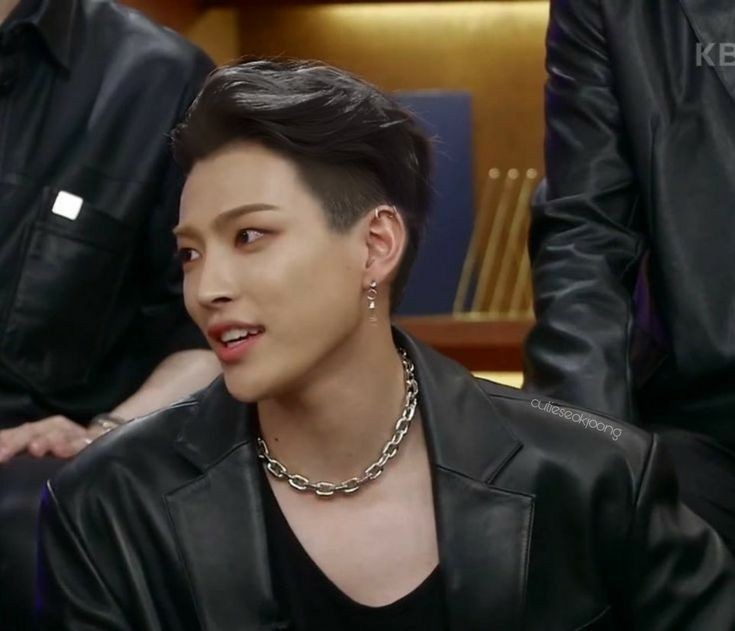 atee_zZz's tweet photo. when Hongjoong looks like THAT https://t.co/uWm6Taqxzt