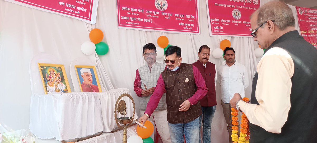 PawanCh43110971's tweet photo. आज दिनांक 14-11-2021 को उ0प्र0 लेखपाल संघ के स्थापना दिवस पर लेखपालों को सम्बोधित करते आदरणीय जिलाधिकारी महोदय, बहराइच व लेखपाल संघ के स्थापना दिवस के अवसर पर आयोजित रक्तदान कार्यक्रम में रक्तदान करते हुए तहसील अध्यक्ष कैसरगंज, जनपद-बहराइच, पवन चौहान।
रक्तदान, महादान। https://t.co/qVLgwgsWKA