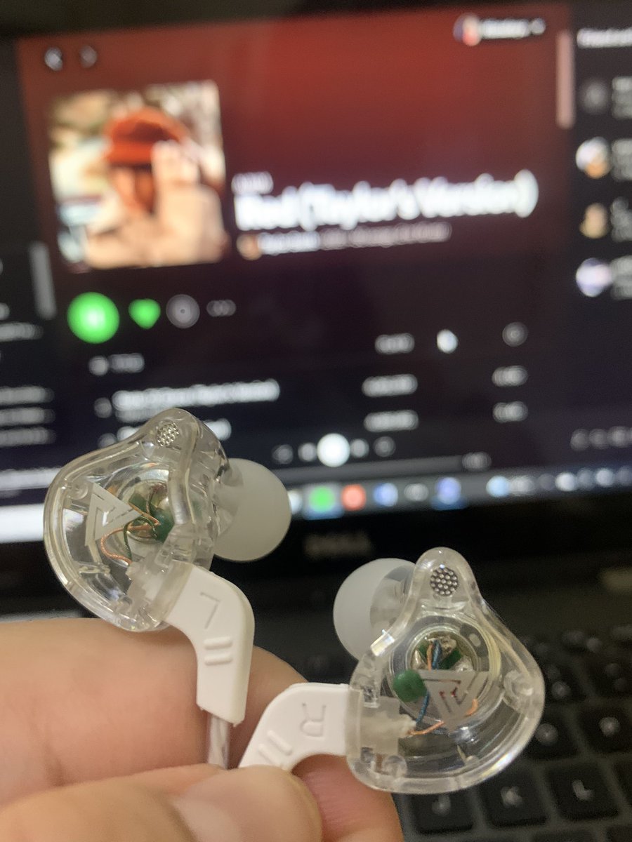 akunyakul's tweet photo. ini earphone yang hype kemaren beneran brengshhhhhek deh berasa lagi di konser gue mau nangis https://t.co/OKDaf78uoD
