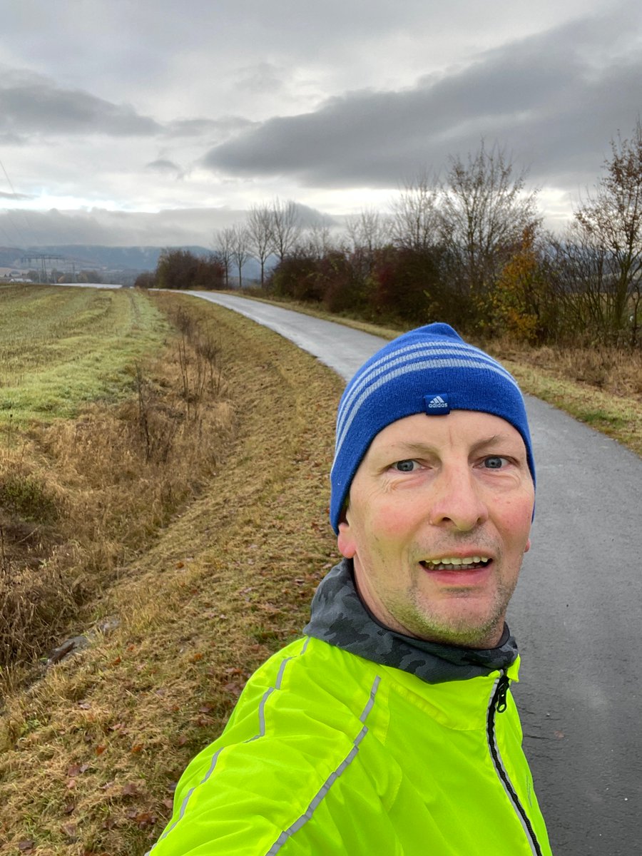 derSchniep's tweet photo. #laufschnieplauf ist wieder da, nach kurzer #laufpause 💉😉 gehts wieder los💪🏃♂️😘 #laufliebe #kmspiel
Ps. Jemand hat hier seinen #HomeOffice Stuhl verloren 😢 🤷♂️🤦♂️ https://t.co/1Qqk2ULTEK
