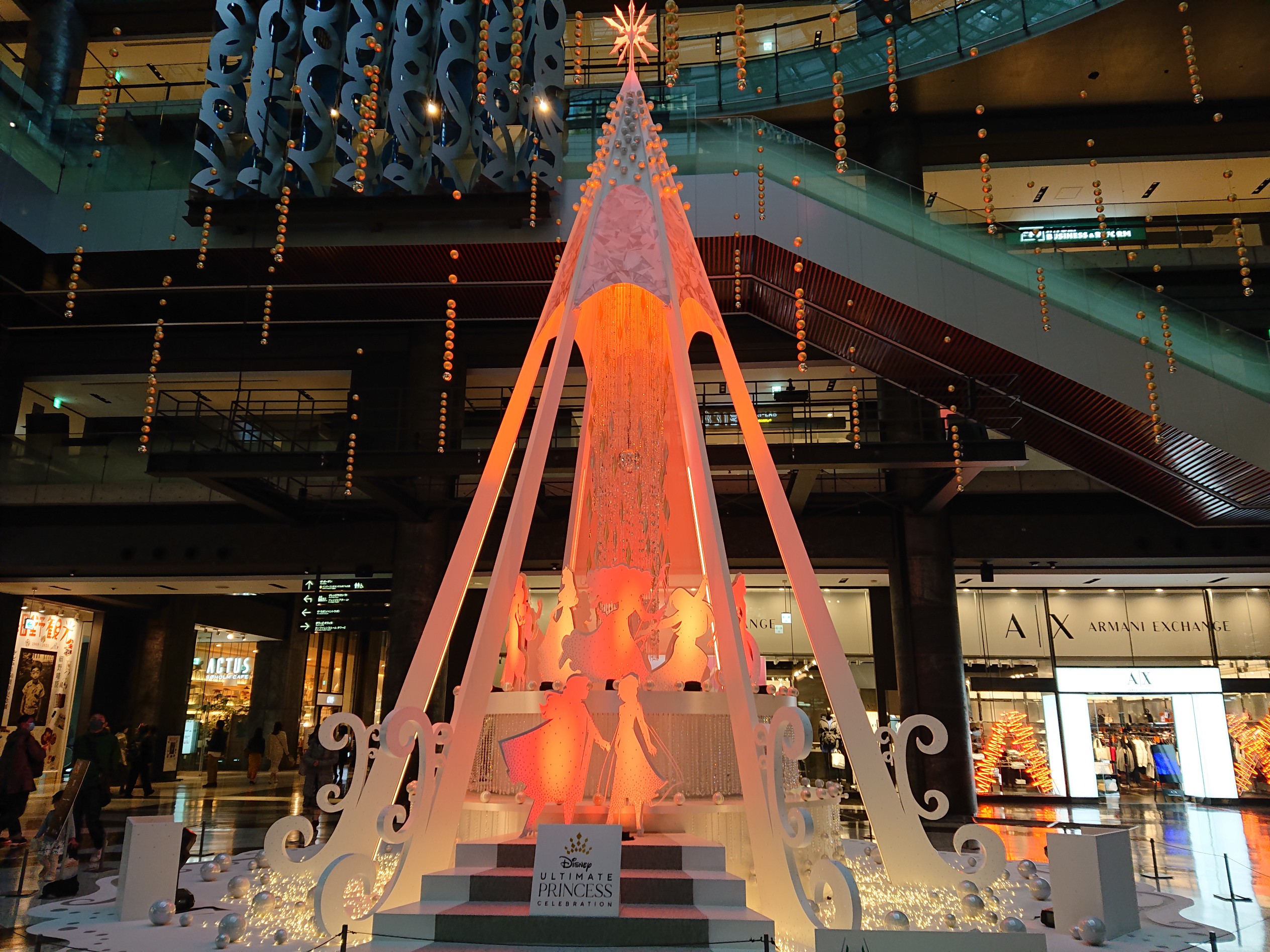 みか 朱莉 21 11 13 ディズニープリンセスコラボのクリスマスツリー を見にグランフロント大阪へ ツリーもイルミネーションも綺麗でした T Co Bk0skldwmv T Co 27g1ys9qbc Twitter