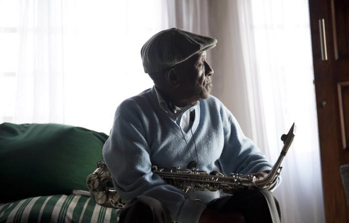 jazzitoutsa's tweet photo. We mourn the passing of legendary saxophonist Barney Rachabane. Rest in peace giant 😭😭😭🎷 https://t.co/UqJ0AFetzl