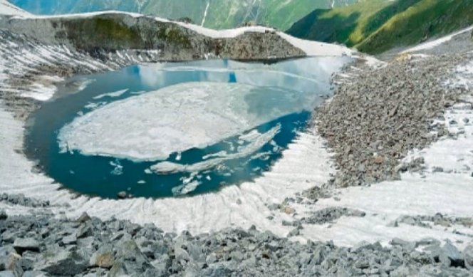 Advpakistan1's tweet photo. Ansoo Lake
#AnsooLake is a #tear-#shaped #lake located in the #KaghanValley in #Mansehra District of #KPK the #province of #Pakistan. It is #located at an #elevation of 4,245 m (13,927 ft) above #sealevel and considered one of the #highest #lakes of the #Himalaya #Range. https://t.co/dduZX3j1YO