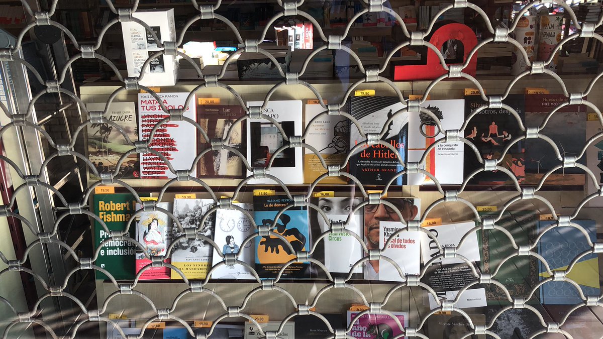 Sabater71's tweet photo. En busca del Papo ya se encuentra en librerías. Agradezco a la #LibreríaParísValencia haber incorporado el libro al escaparate. https://t.co/61jGl5HNsi