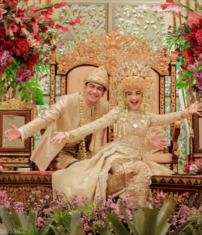 Srikandi114's tweet photo. @Srikandi2221 @Srikandi41 @TSrikandi3 @Srikandi53 Aku dah ke mbak Wina
Kebtulan gi pd kmpul di VillaRatu Nobar Respsinya Ricis
#HalaqahCintaRicisRyanAkad 
Y Alhmdulilah gaji kita naik👍
Baik bgtt boss cantik Dinda..👍
Smga yaa..
Gmna ga beruntung mbak..
Mahar nya boss muda
luar biasa besar nya utk calon istrinya👍
#InsertToday https://t.co/y1LWdihN0M