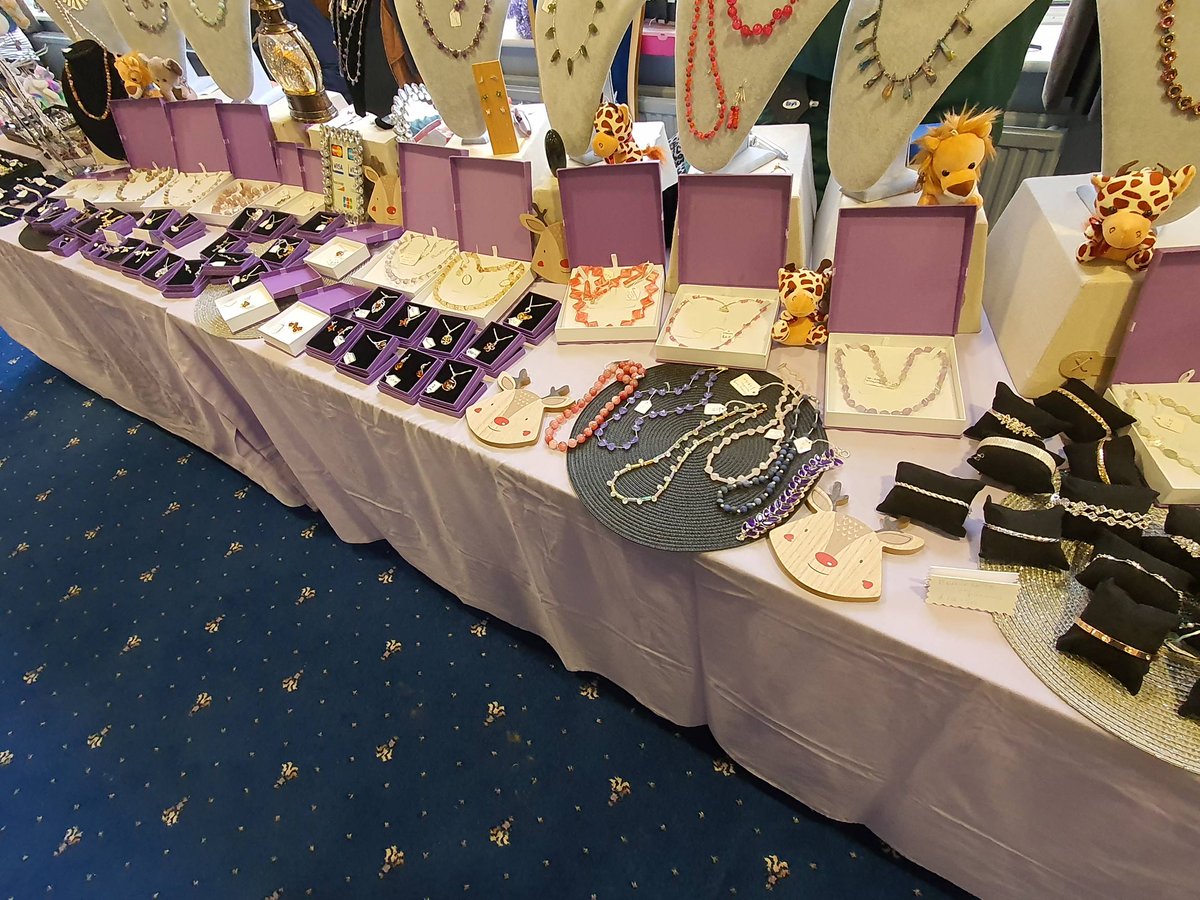 Great to see so many fantastic stalls at yesterdays Christmas fair at <a href="/SindleshamCourt/">Sindlesham Court</a>  

Great news... the fair continues today, come and take a look!

#Christmasfair #sindleshamcourt