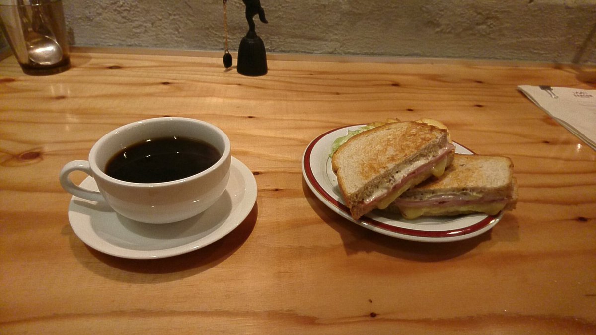 yarusenaisyachi's tweet photo. 読書するには賑やかだけど、1人でも気軽に入れるいい感じのお店。ラクレットチーズとハムのホットサンドはポテトとコールスローもついてる充実ぶり。チョコレートテリーヌは濃厚だけどしつこくない。のんびり窓の外を眺めるのも悪くない。
どうでもいいけど、店員さんがかわいかった。新規開拓成功 https://t.co/NoQbNlL9wW