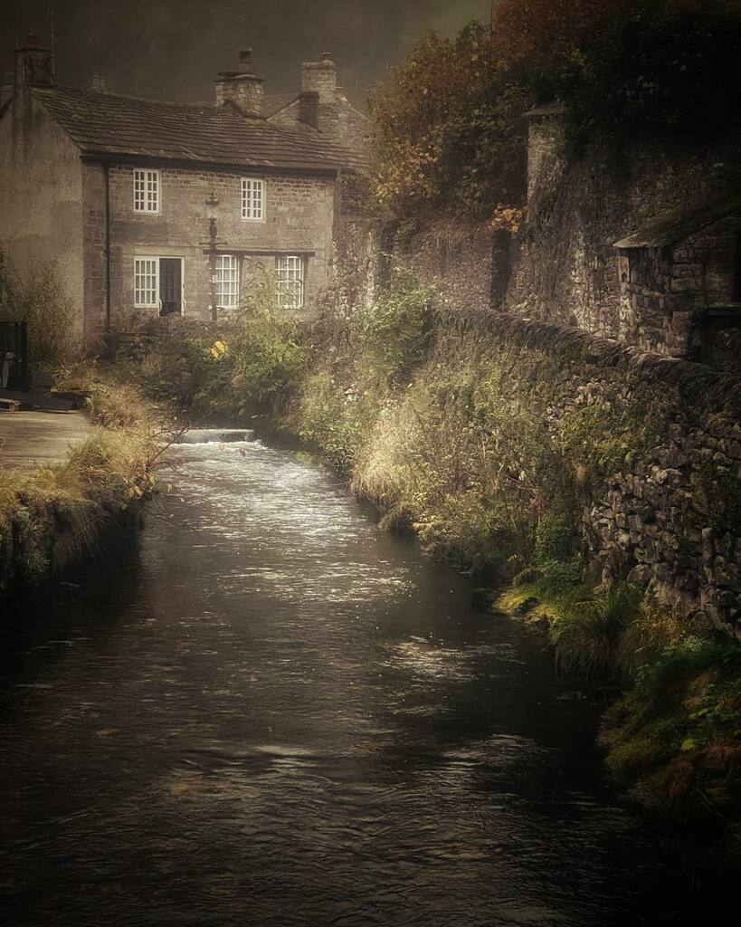 Vera’s cottage #easylikesundaymorning …. You’ll pass this pretty scene on your way up to the cavern. Tours today are hourly 10-4 .
.
.
#peakcavern #castleton #cavern #cave #peakdistrict #peakdistrictnationalpark #peakdistrictwalks #peakdistrictholida… instagr.am/p/CWP93jkqdl3/