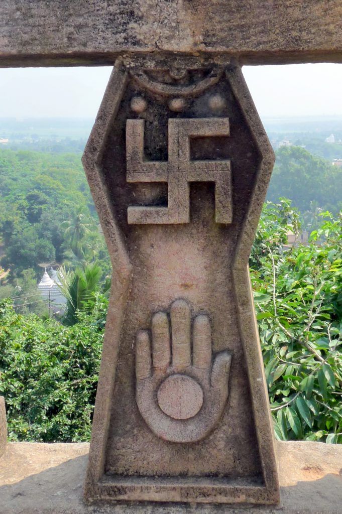 AVegaAmaya's tweet photo. Nosotros también tenemos un buen ejemplo hispánico.
Aunque en el caso de #Hitler se fue generando un cierto rechazo contra la religión imperante, buscando conocimientos esotéricos que venían de la antigüedad, de Oriente, incorporándolo a su ideología,
#ObjetosDePoder
➕ https://t.co/JbfwIIEMre