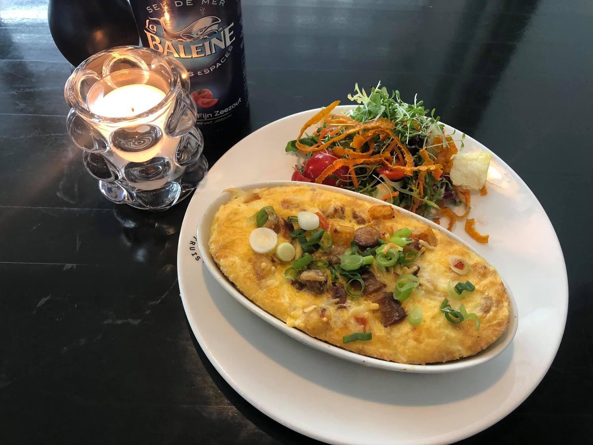 StruisInfo's tweet photo. Breakfast-souflé! Worstje, spek, tomaat, kaas, hash-brown, breakfast patty, heerlijk met ei! Vandaag tot 12 uur #Ridderkerk https://t.co/pzzI7qxA0g