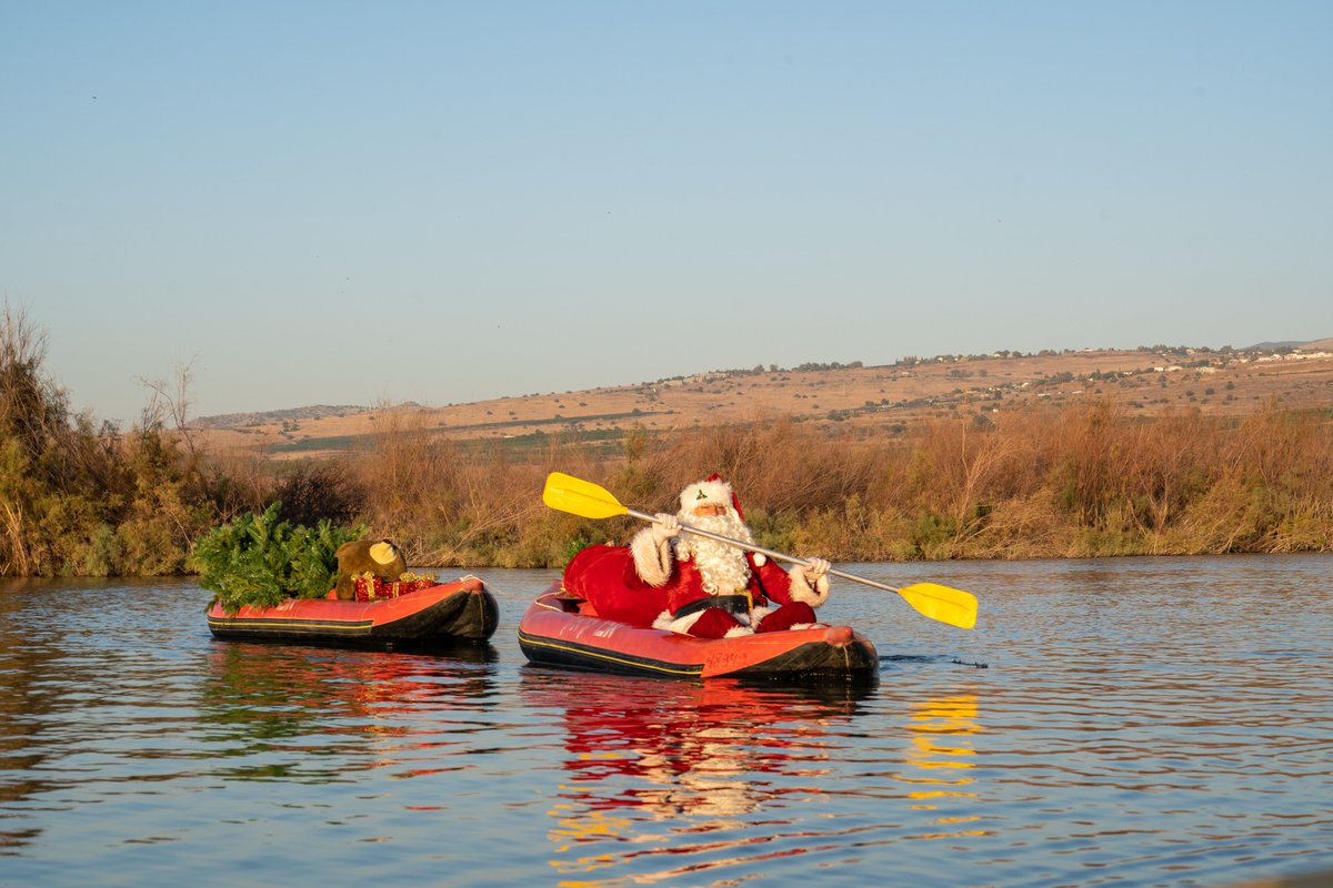 Israel's tweet photo. It's beginning to look a lot like Christmas 🎶

Thanks to the reopening of our borders, Santa was able to safely land in #Israel &amp; kick off the #Christmas season!
 
In case you're wondering, he's been enjoying some much needed R&amp;R at the Jordan River. 

📸Roee Peretz/Omri Mesika https://t.co/kPMY2lWbcj