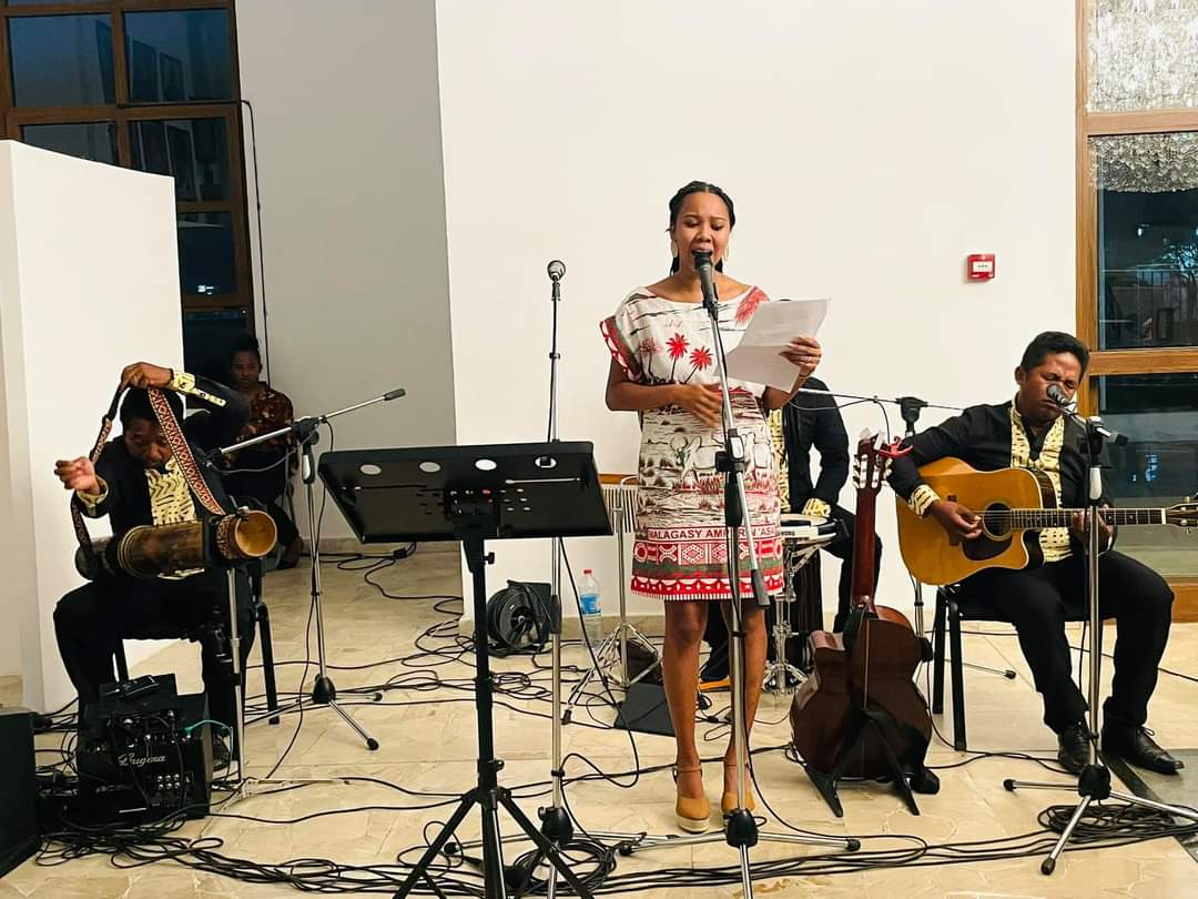 SlamCaylah's tweet photo. Ouverture officielle et vernissage du mois de la photo Sarˋnao sur le thème du : Réchauffement Climatique
Hôtel de Ville - Antananarivo

#expophoto #vernissage #réchauffementclimatique #slampoetry #spokenword #slamothérapie #slamtrotteuse #Antananarivo #Madagascar #Malagasy🇲🇬 https://t.co/YQFnoZi0LM