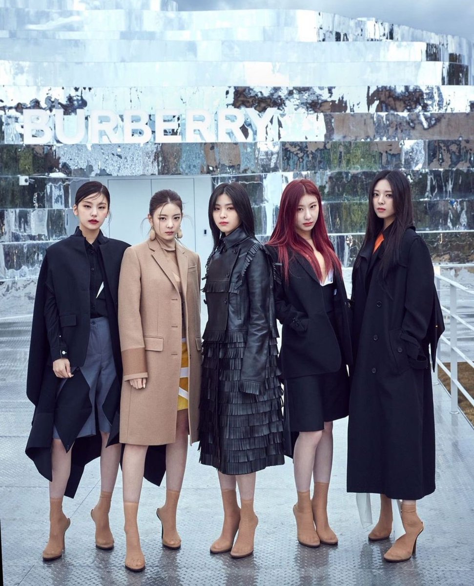 itzyforlife3's tweet photo. #AD #BurberryJeju #BurberryOuterwear #Burberry
#ITZY #LOCO https://t.co/Pda1OBbXGv