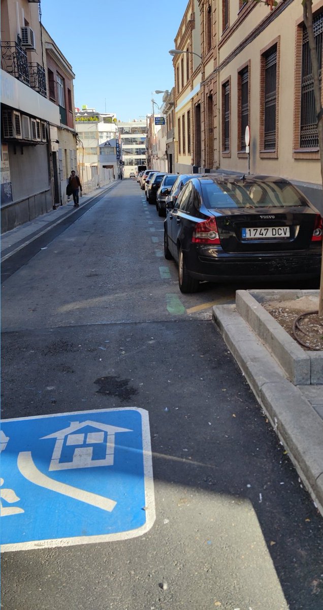 Tres primeras fotos: calles de coexistencia con prioridad peatonal en Viena, Logroño y Huertas, Madrid (Ruiz Gallardón, 2004).

Cuarta foto: calle de "coexistencia" con "prioridad peatonal" en Tetuán, 2021.

Foto: @iro3er