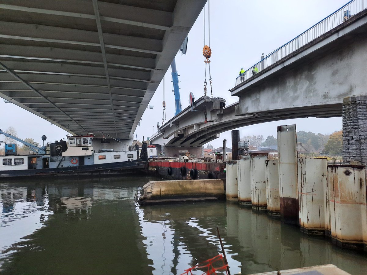 Ondertussen verdwijnt ook brug OelegemI <a href="/gemeenteRanst/">gemeente Ranst</a> balk per balk 💪👷‍♂️👷‍♀️ #Albertkanaal #viatalbert <a href="/ArcadisBelgie/">Arcadis België</a> <a href="/swecobelgium/">Sweco Belgium</a> <a href="/WillemenGroep/">Willemen Groep</a> <a href="/HyeNV_/">HYE NV</a>  #aelterman #frankiconstruct #baldewijns <a href="/Sarens/">Sarens</a> #Ceftransport <a href="/Vlaamsewaterweg/">De Vlaamse Waterweg</a>