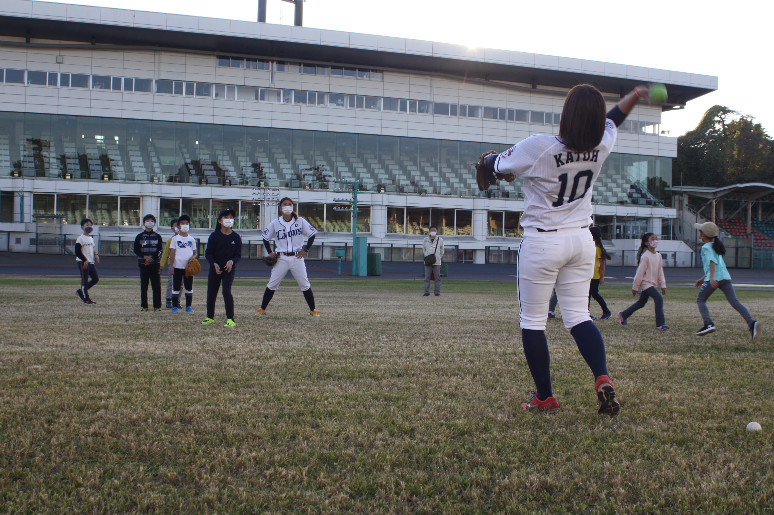 大宮 西武園けいりん 公式 本日 11 14 大宮競輪場にて行われた バンク内で学ぶサッカー 野球 自転車競技教室 の様子です ご参加いただきありがとうございました また来てね 大宮アルディージャventus 埼玉西武ライオンズ レディース