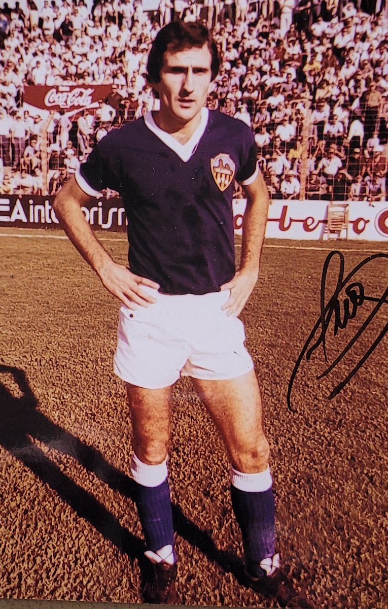 danicatradio's tweet photo. 💙 Avui és l'aniversari del "príncep de la Bordeta"
⚽️⚽️ FORJADORS DE LA HISTÒRIA DE LA UE #LLEIDA⚽️⚽️
Carles VILADEGUT Trilla.
Lleida, 14-11-1952.
Migcampista ofensiu ràpid i amb bona tècnica.
1977-82.
171 partits oficials-12 gols.
La 2001-02 va entrenar la UE Lleida 
#futbolcat https://t.co/qWgd4bgoY1
