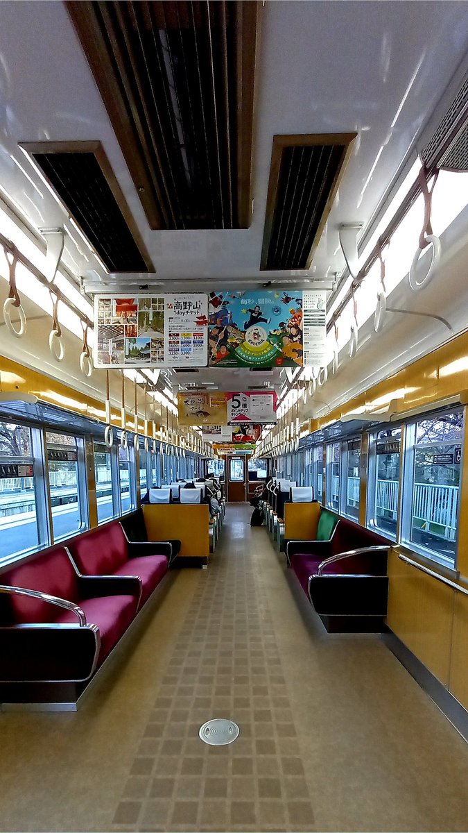 trafficKHK's tweet photo. 元特急車の風格がかっこええ(。•̀ᴗ-)و ̑
またこの座席配置も旅情を感じさせますなぁ
#京都
#阪急電鉄
#阪急嵐山線
#阪急嵐山駅
#6300系
#6353f https://t.co/7fqfipRqUk