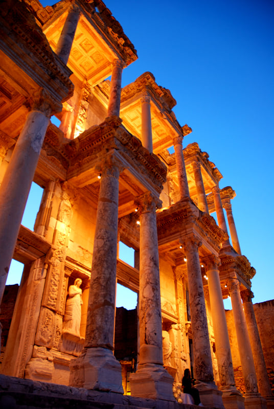romanhistory1's tweet photo. Library of Celsus in Ephesus, built in 117 A.D https://t.co/b1KQ0Qi8IT
