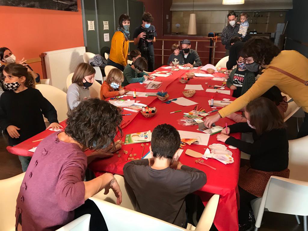 CulturaValls's tweet photo. ✂️ El taller familiar és un dels moments més esperats del #FestivalGuant. Ahir vam fer “Titelles per llepar-se els dits” amb @boia_la. 

🥣 Un espai de construcció de titelles amb objectes de cuina i on vam fer volar la imaginació d’allò més 💭

#FestivalGuant #Guant2021 https://t.co/Z3YpAY12W4