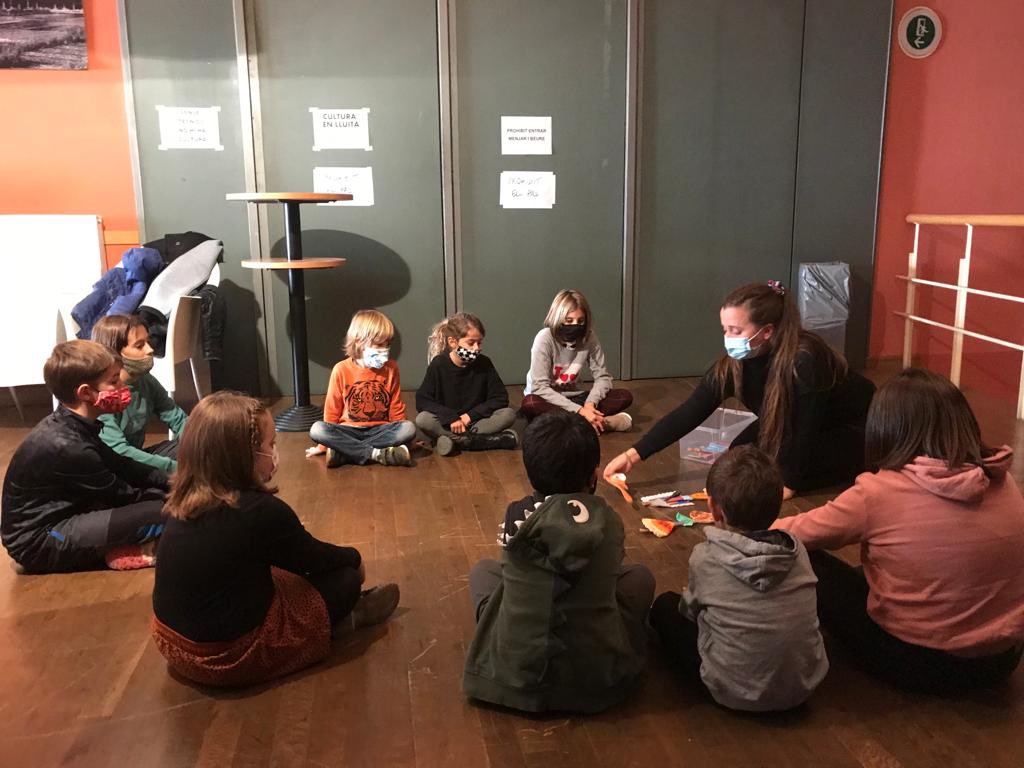 CulturaValls's tweet photo. ✂️ El taller familiar és un dels moments més esperats del #FestivalGuant. Ahir vam fer “Titelles per llepar-se els dits” amb @boia_la. 

🥣 Un espai de construcció de titelles amb objectes de cuina i on vam fer volar la imaginació d’allò més 💭

#FestivalGuant #Guant2021 https://t.co/Z3YpAY12W4