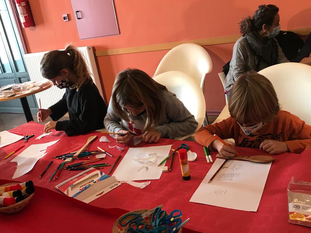 CulturaValls's tweet photo. ✂️ El taller familiar és un dels moments més esperats del #FestivalGuant. Ahir vam fer “Titelles per llepar-se els dits” amb @boia_la. 

🥣 Un espai de construcció de titelles amb objectes de cuina i on vam fer volar la imaginació d’allò més 💭

#FestivalGuant #Guant2021 https://t.co/Z3YpAY12W4