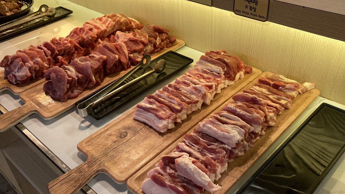PaeK6's tweet photo. Quality meat at bargain price of 399 baht per person. Kid over 130cm 50% https://t.co/Nu2jWzeisM
