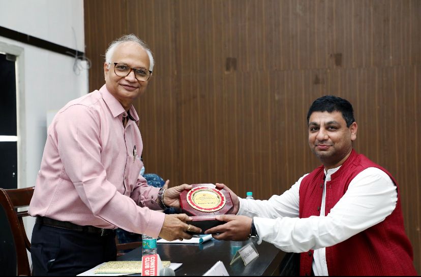 DadidadaF's tweet photo. We thank Dr. A.K. Singh, President Geriatric Society of India for gracing the National Conference on Geriatric care and #DadiDada Gaurav Samman 2021 as the Key Note Speaker on Geriatric Care. He talked at length about the need for a geriatric healthcare policy in the country. https://t.co/P8EKzyoLZu