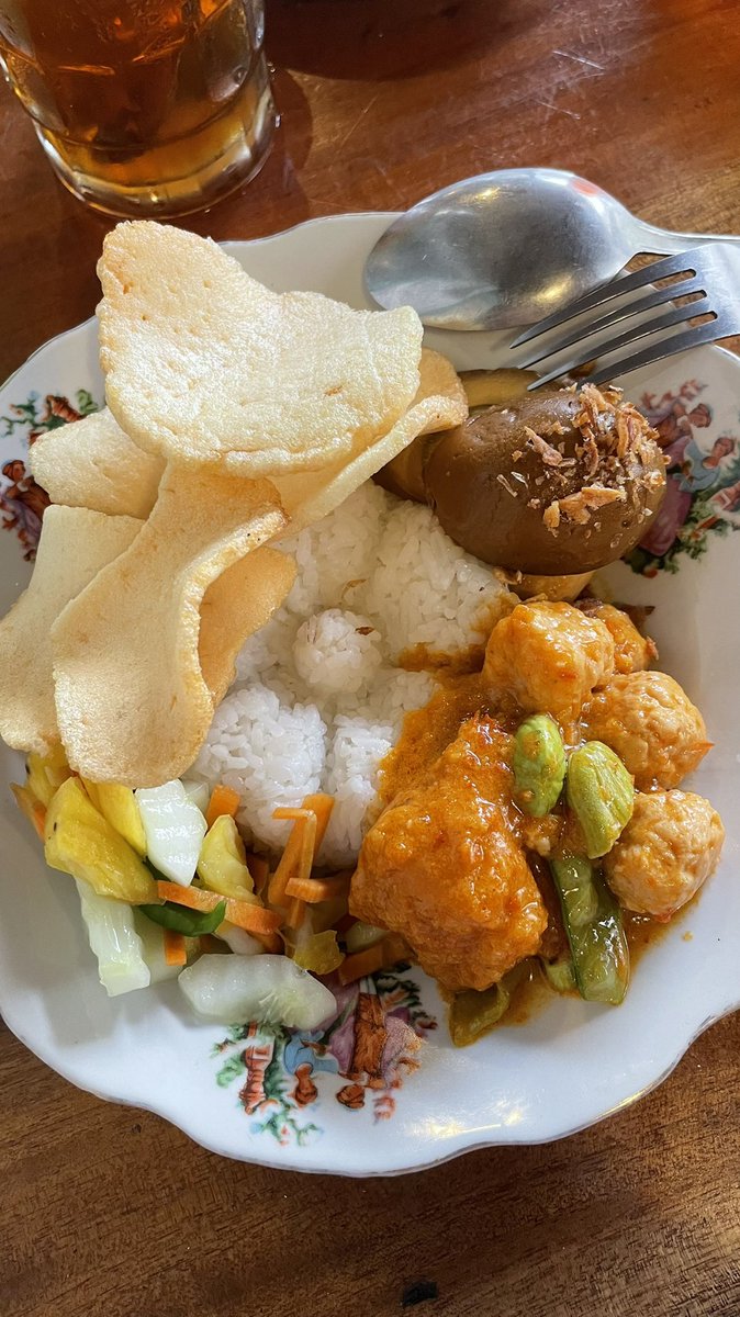 Akhirnya berkat postingan JogjaUpdate , aku jadi tau bahwa ada tempat makan yg sedia “sego manten” seperti ini. Hari ini meluncur ke kedai rukun, untuk menyantap makanan lejat ini 
Matur nuwun, sudah mengobati kerinduanku 
<a href="/nickoisniken/">mrsdia</a>