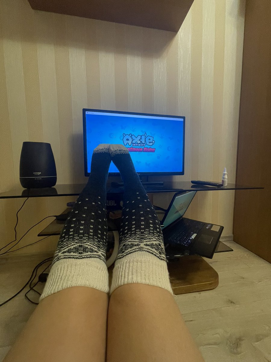 ananasya_blog's tweet photo. SUNDAY with AXIE INFINITY 🥰

Just chilling and playing with @maksimbatanogih ❤️ We both are making community for our scholarship program ☺️take care you all! 

#AxieScholarship #AxieinfinityScholarship #AxieInfinity #axiescholarshipprogram #nft #play2earn #PlayToEarn #Metaverse https://t.co/AI01FY4Yp5