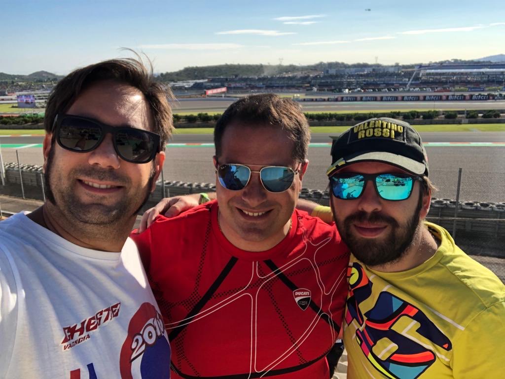 yashindc's tweet photo. Ready for a historic day with ⁦@Borchi_the_mod⁩ and Carles!! Grazie per lo spettacolo ❤️!! #GrazieVale #ValenciaGP #MotoGP https://t.co/gNNz0QROP2