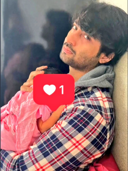 itstanvii's tweet photo. Awww. 😍🥰♥️ Daddy Sheikh. #ShaheerSheikh 

KRPKAB LIVES FOREVER https://t.co/IrN9MwTok4