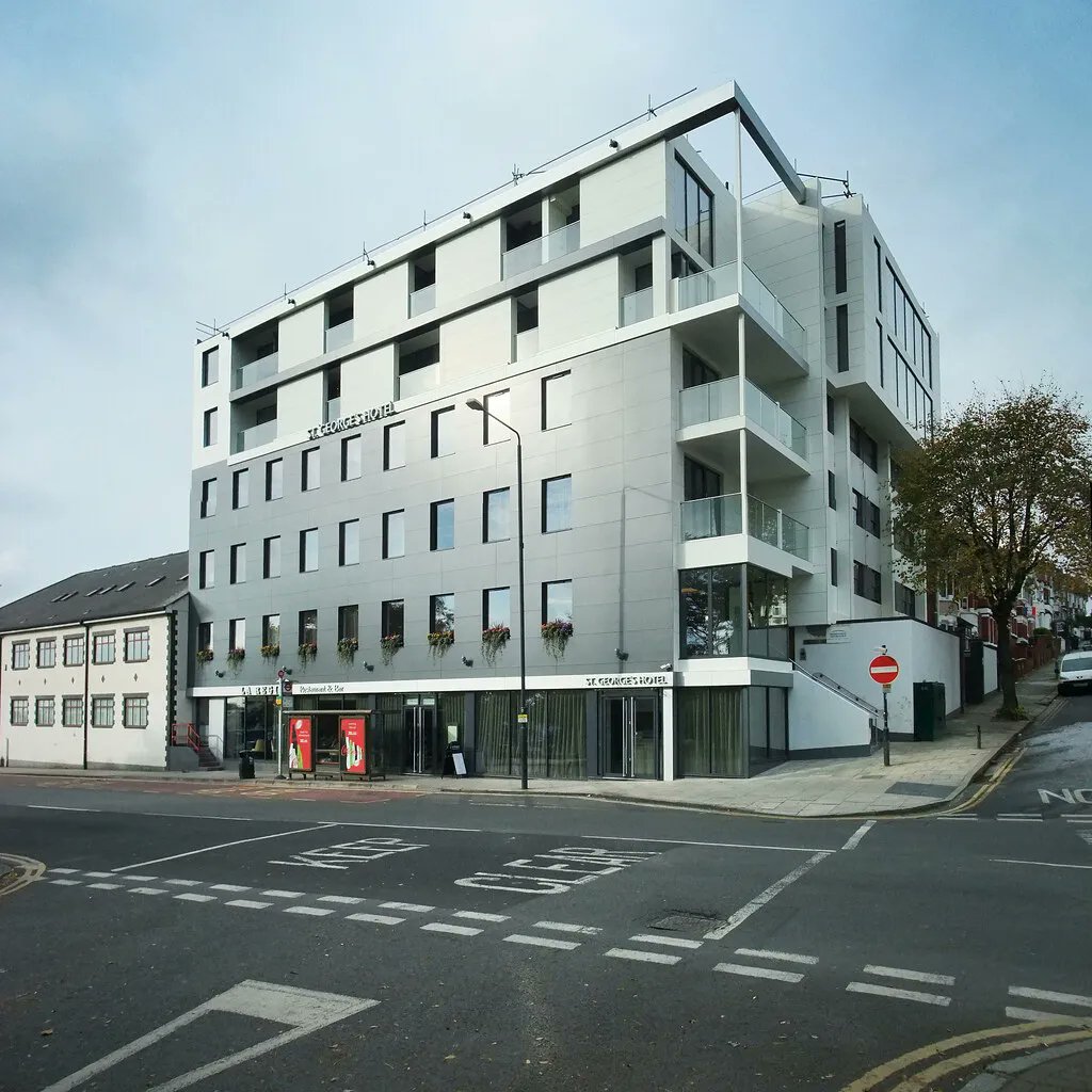 Handiscovercom's tweet photo. Accessible Hotel in London, UK ๐ฌ๐ง
This 4 star St. George Hotel is a modern and accessible boutique hotel located at Wembley Stadium Station ๐โฟ๏ธ
Check out this accessible property here ๐ https://t.co/8KYny3YHgi
#handiscover #accessibility #disabledholiday #London https://t.co/uJHzzdYr7v