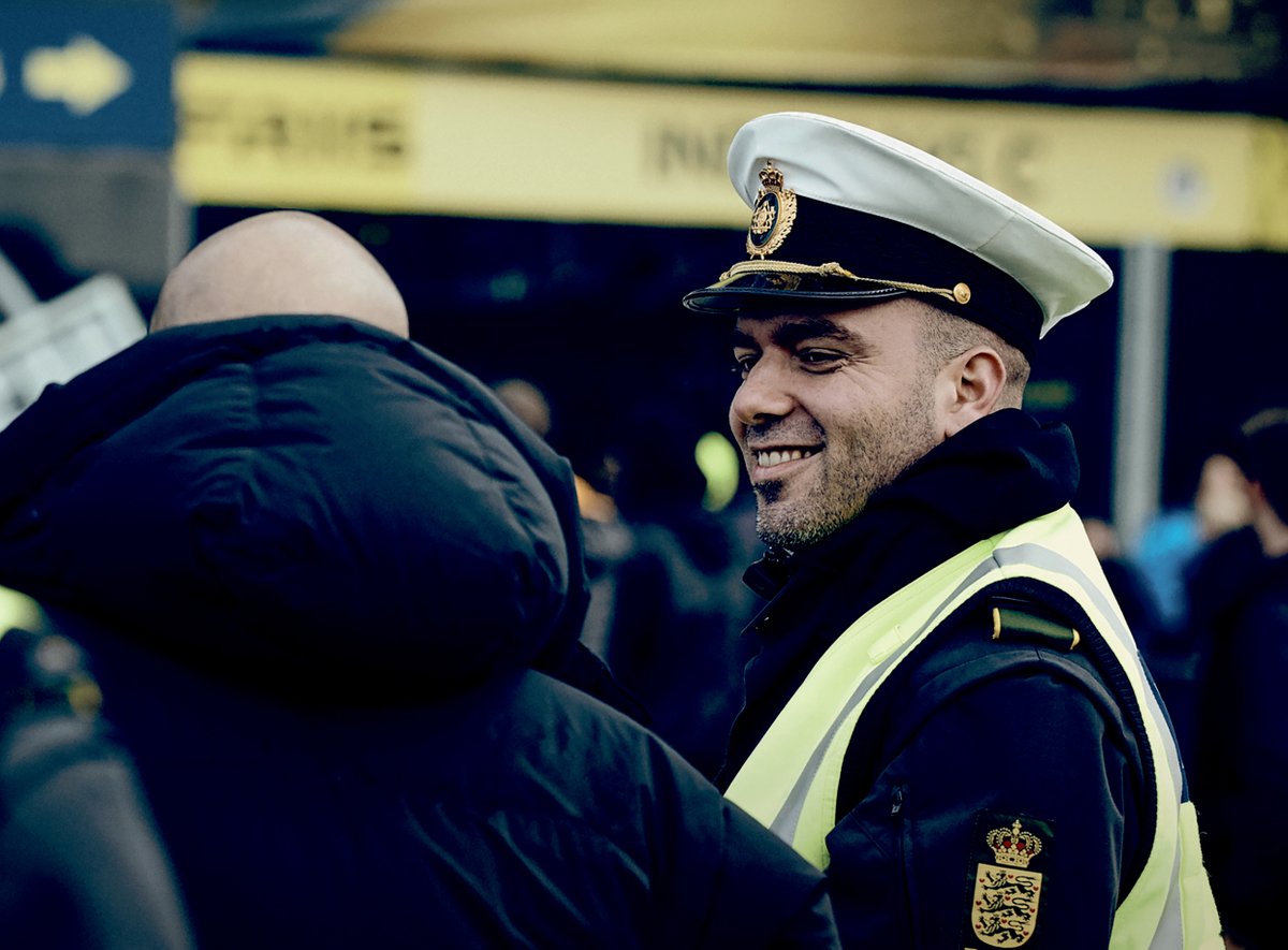 regeringDK's tweet photo. Lige nu: Regeringen præsenterer 12 initiativer, der skal skabe større tryghed i nattelivet, på gader og S-togsstationer. 

Læs mere om udspillet - Et tryggere Danmark - her: https://t.co/W6sG5xxEst

#dkpol #retspol https://t.co/LlsTyozwyg