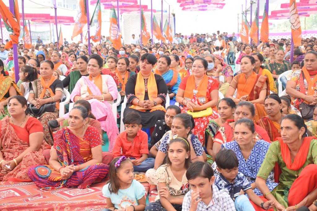 પોરબંદરના રાણાવાવ ખાતે યોજાયેલા સ્નેહ મિલન કાર્યક્રમમાં સંતો મહંતો ની ઉપસ્તીથીમાં હાજરી આપી. મોટી સંખ્યામાં ઉપસ્થિત રહેલા સર્વ કાર્યકર્તાશ્રીઓને શુભકામનાઓ પાઠવી.