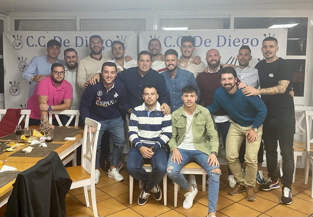 XerezCantera's tweet photo. 🍍💙 

¡Ayer nuestra plantilla disfrutó de una comida en 𝗖.𝗖 𝗱𝗲 𝗗𝗶𝗲𝗴𝗼!

🤗 ¡Gracias por el gran trato! https://t.co/fhzvl2jPQw