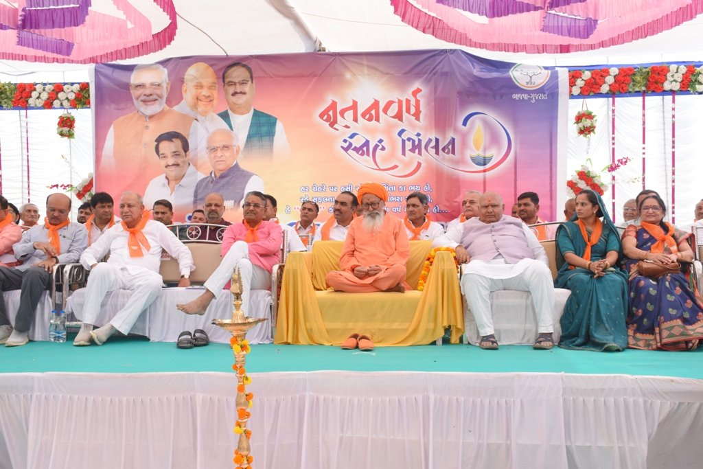 આ કાર્યકમ માં સાંસદ શ્રી <a href="/RameshDhadukMP/">Rameshbhai Dhaduk</a> ,ધારાસભ્ય શ્રી <a href="/bbbokhiria/">Babubhai Bokhiria</a>, જિલ્લા પંચાયતના પ્રમુખશ્રી મંજુબેન કારાવદરા ,જિલ્લા ભાજપ પ્રમુખ શ્રી કિરીટભાઈ મોઢવાડિયા તથા અશોકભાઈ  તેમજ અગ્રણીશ્રીઓ ઉપસ્થિત રહ્યા હતા.