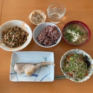 LRscience200's tweet image. 今日の健康ランチ
オリジナル雑穀米
野菜たっぷり味噌汁
薬味たっぷり納豆
鱈とサラダ
鱈用の梅干しマヨネーズ
純米酢ミネラルウォーター

#ヘルシーランチ
#ダイエット
#健康フード