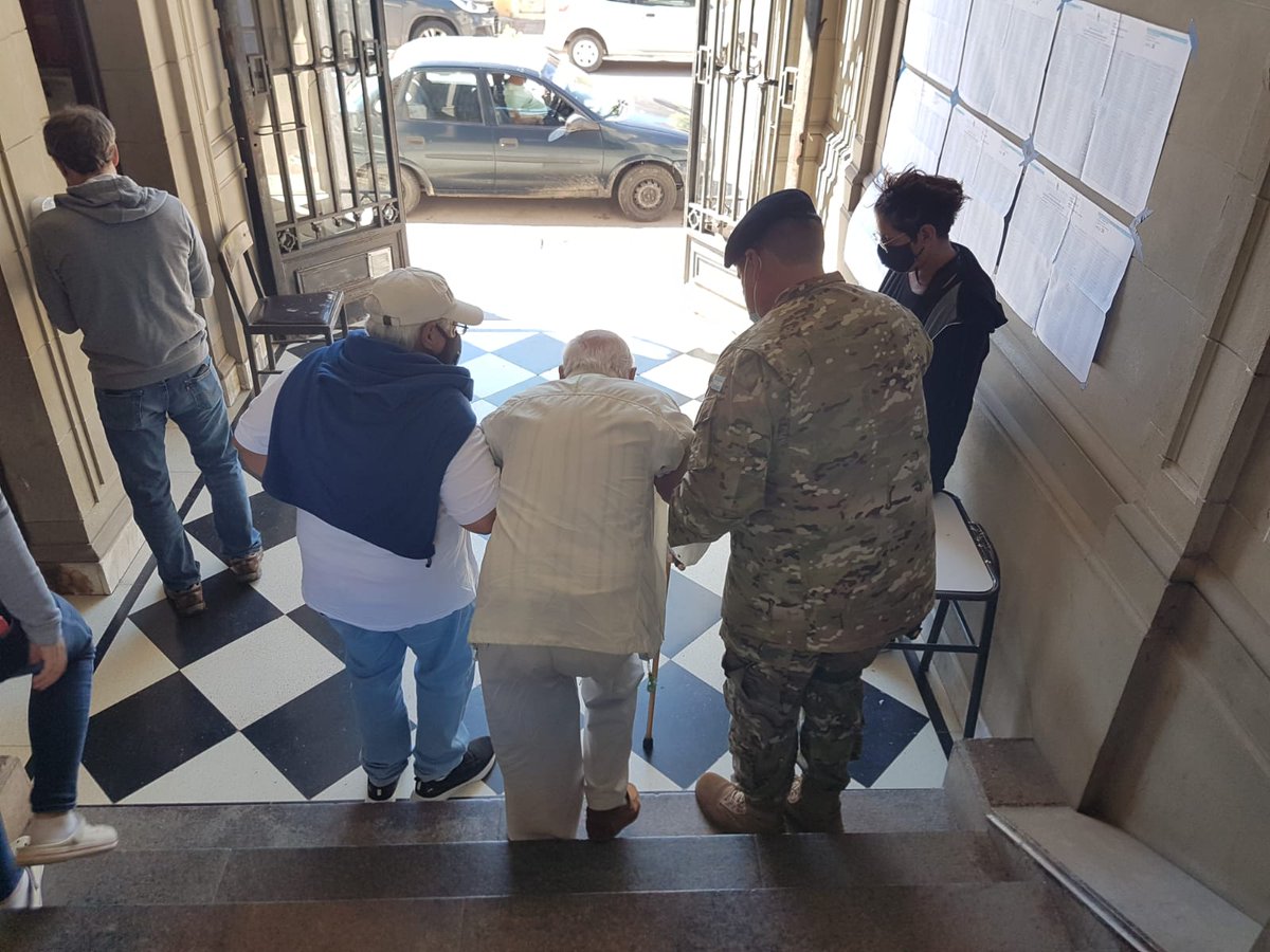 ElTiempodeAzul's tweet photo. #AZULVOTA2021 | La falta de accesibilidad en el Nacional, no es una barrera para las personas mayores que van a cumplir con su deber cívico. https://t.co/wv5YZ2pocN