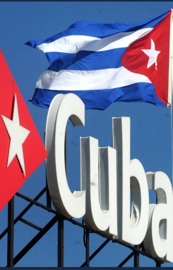 Hoy #CubaVive, se levanta agradecida por todos sus hijos que aportaron un granito de arena para vencer a la #Covid_19. Comenzamos una nueva etapa en nuestras vidas, donde la responsabilidad y el deseo de trabajar por el desarrollo económico es una prioridad.
#CubaViveYRenace.