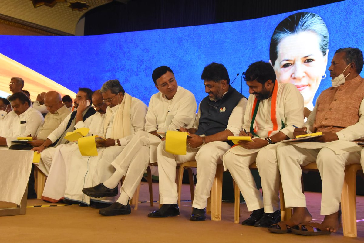 siddaramaiah's tweet photo. ಎಐಸಿಸಿ ಪ್ರಧಾನ ಕಾರ್ಯದರ್ಶಿ, ರಾಜ್ಯ ಕಾಂಗ್ರೆಸ್ ಉಸ್ತುವಾರಿ @rssurjewala, ಕೆಪಿಸಿಸಿ ಅಧ್ಯಕ್ಷ @DKShivakumar, ವಿಧಾನ ಪರಿಷತ್ ವಿರೋಧ ಪಕ್ಷದ ನಾಯಕ @srpatilbagalkot ಅವರ ಜೊತೆಗೂಡಿ ಕಾಂಗ್ರೆಸ್ ಸದಸ್ಯತ್ವ ಅಭಿಯಾನ ಕಾರ್ಯಕ್ರಮಕ್ಕೆ ಬೆಂಗಳೂರಿನ ಅರಮನೆ ಮೈದಾನದಲ್ಲಿ ಇಂದು ಚಾಲನೆ ನೀಡಿದೆ. https://t.co/rFa0GcKDRH